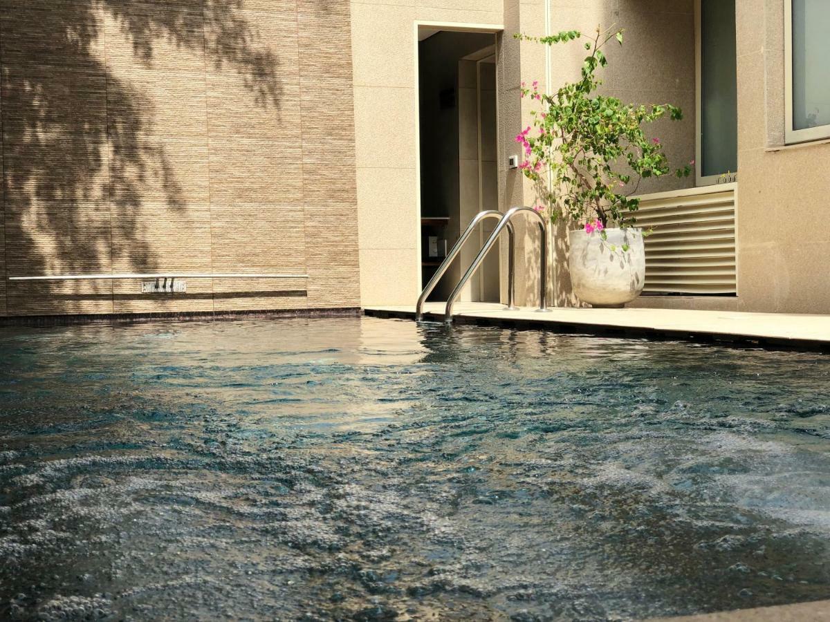 Roots Hotel Apartments Abidjan Ngoại thất bức ảnh